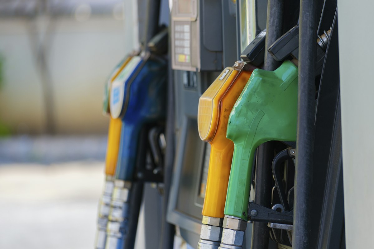Mettre en place la prime carburant : rangée de pompes à carburant dans une station-service