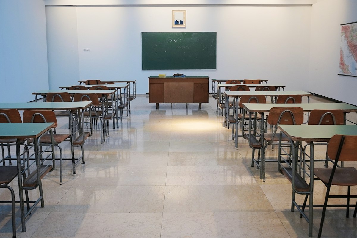Solde de la taxe d'apprentissage sur SOLTéA : salle de classe vide avec pupitres et tableau