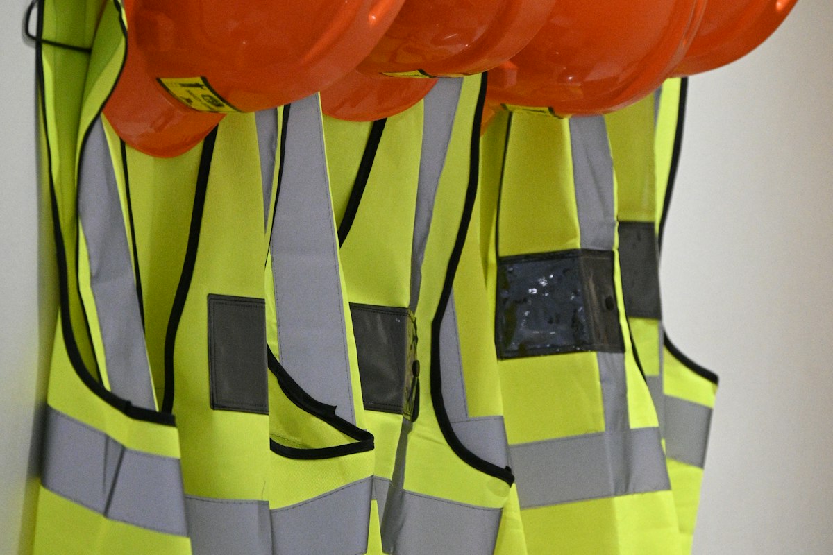 Casques de chantier et gilets de sécurité, illustrant la baisse des indemnités journalières d'accident du travail