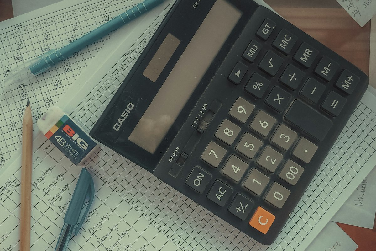 Mesures RH du PLFSS 2027 : calculatrice posée sur une pile de documents