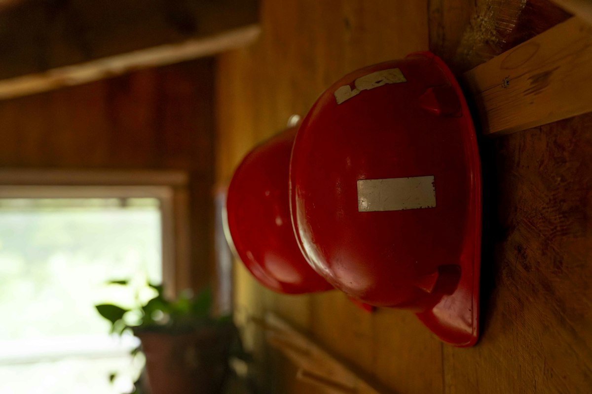 Deux casques de chantier illustrant la solidarité financière du donneur d'ordre et de son sous-traitant