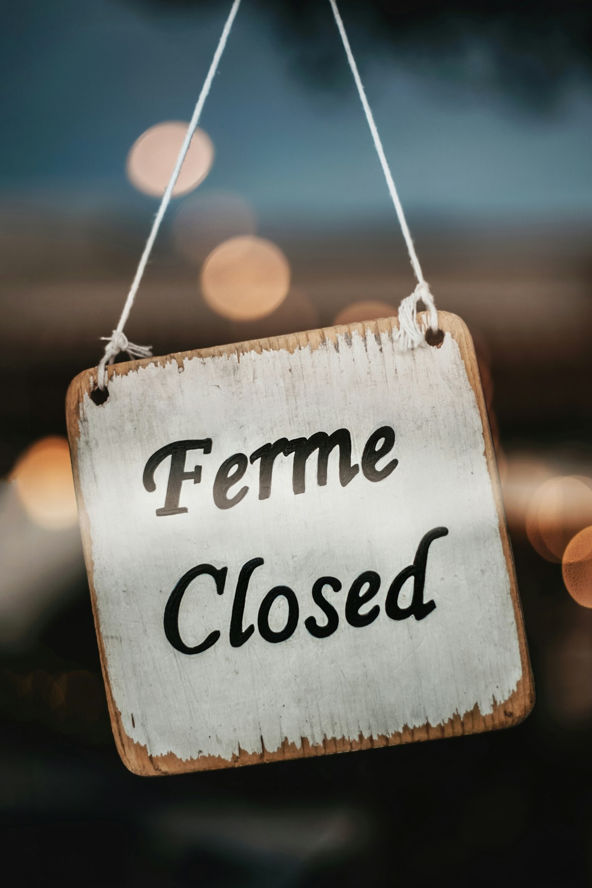 Panneau fermé suspendu, illustration de la fermeture annuelle de l'entreprise pour congés payés