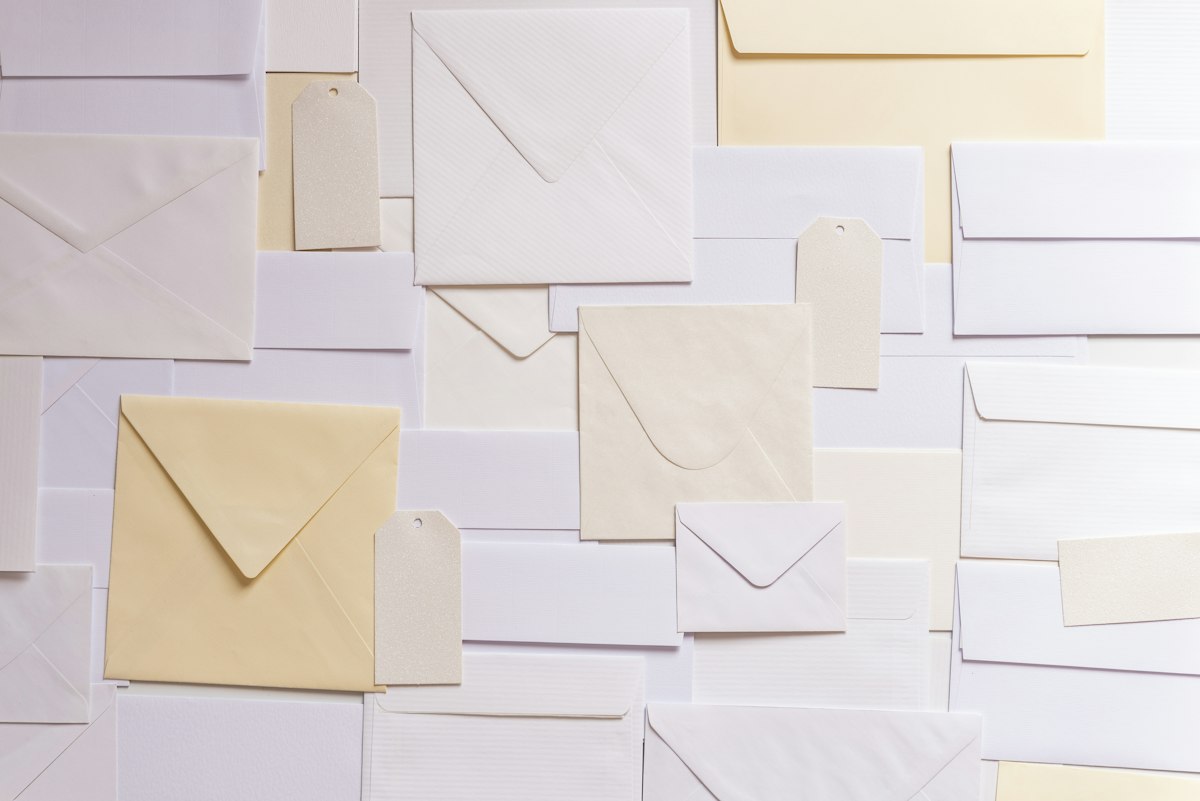 Contester un indu CPAM : lot d'enveloppes et de courriers reçus