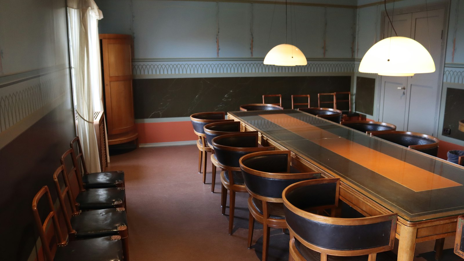 Table de conseil et chaises dans une salle ancienne : statut et gouvernance de l'OGEC, association gestionnaire
