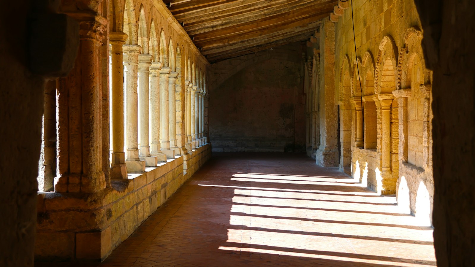 Galerie de cloître en pierre baignée de lumière : définition et statut juridique de l'OGEC, enseignement catholique