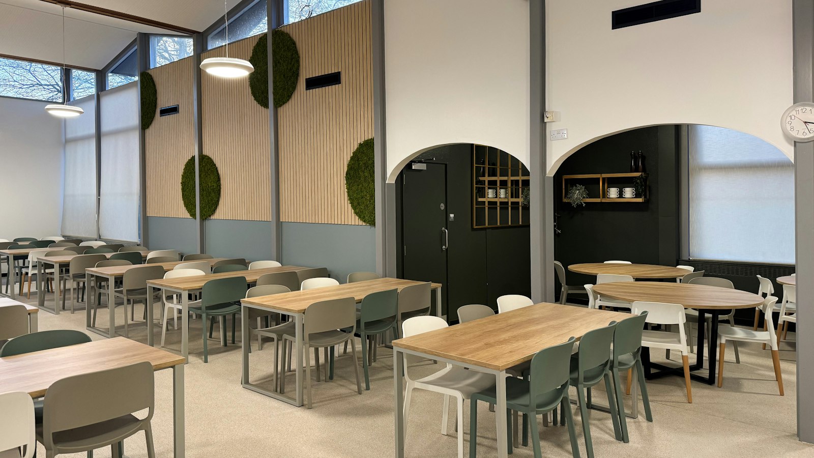 Réfectoire clair, tables en bois, chaises vertes : financement de l'OGEC, forfait d'externat, contributions des familles
