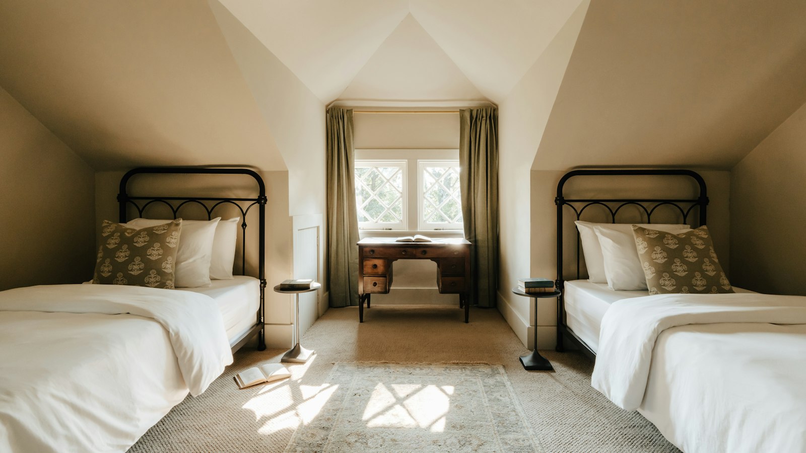 Chambre mansardée, 2 lits simples en fer et bureau sous la fenêtre : internat et travail de nuit en OGEC