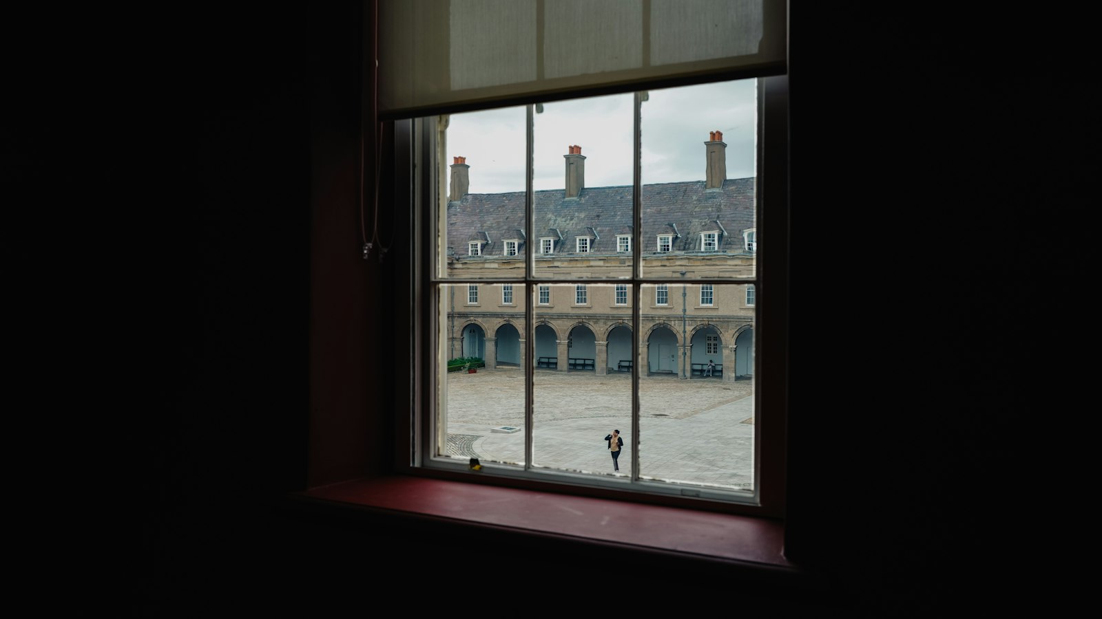 Cour à arcades d'un bâtiment ancien vue depuis une fenêtre : responsabilité civile et pénale du chef d'établissement