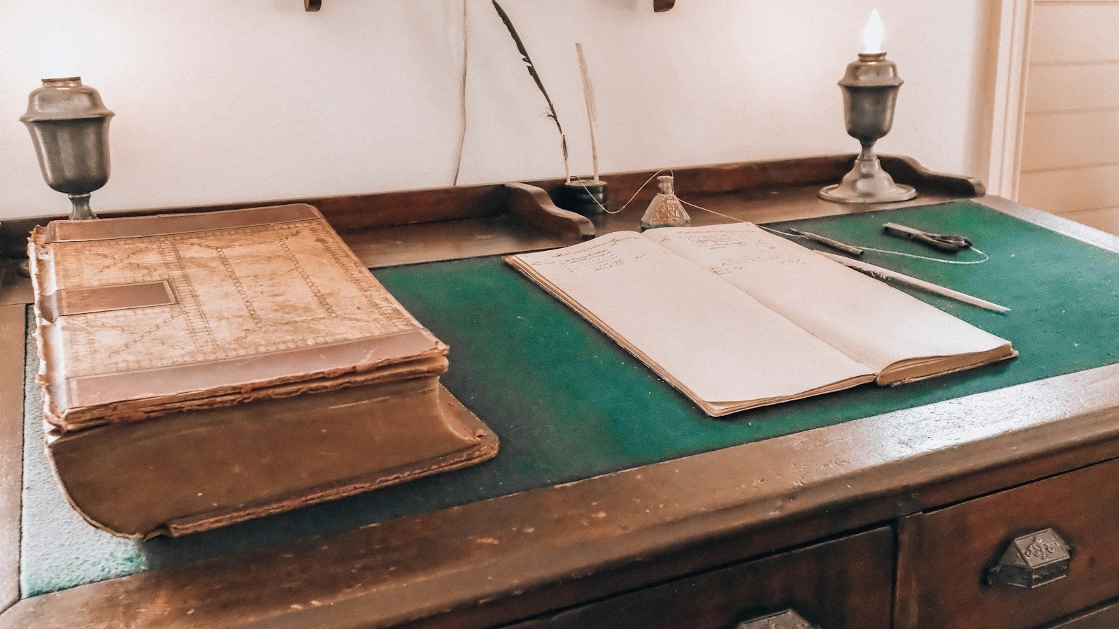 Recueil relié et registre ouvert sur un bureau ancien : statut du chef d'établissement de l'enseignement catholique