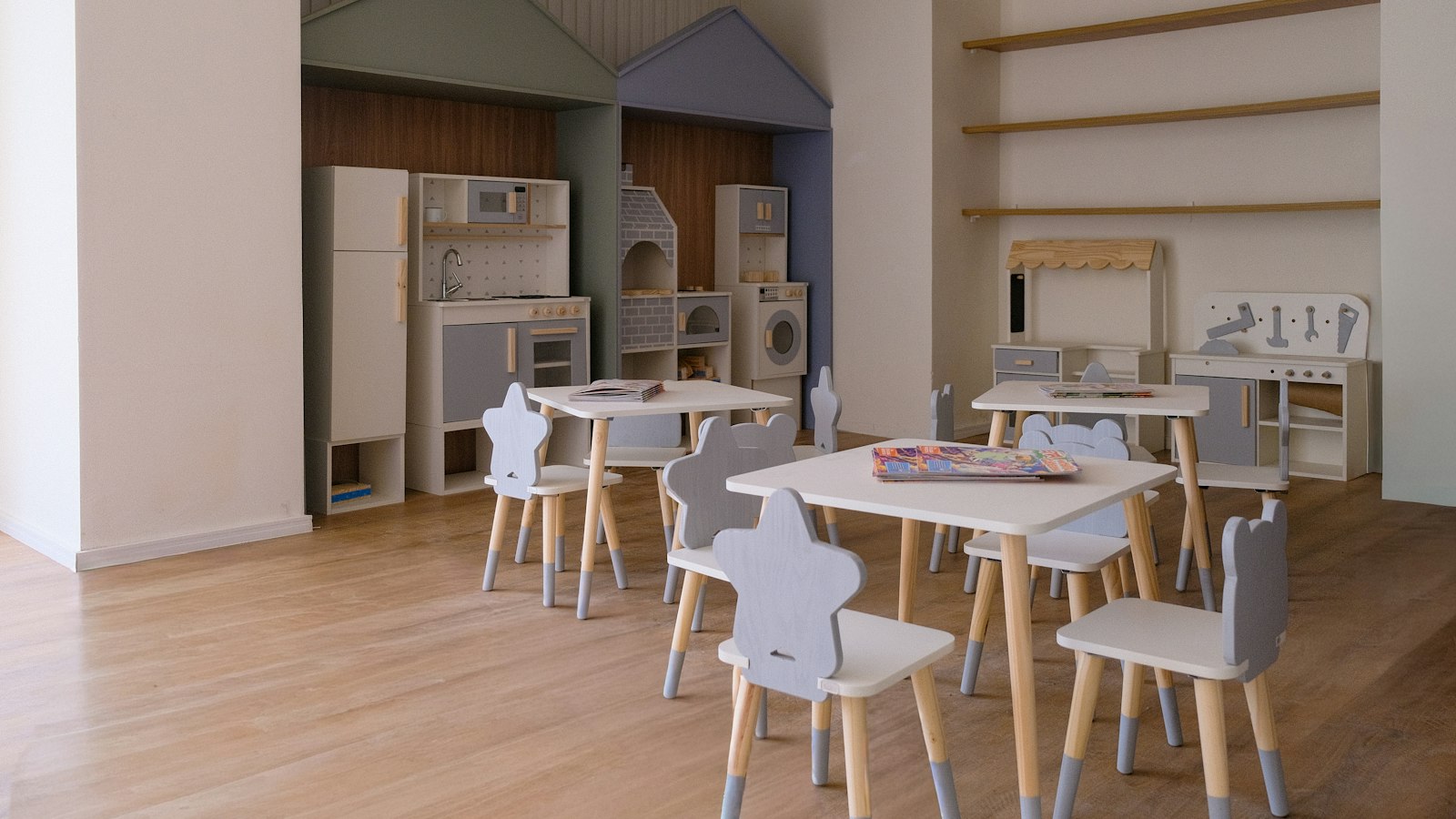 Classe de maternelle, petites tables, chaises d'enfant et jeux en bois : ASEM des écoles maternelles en OGEC