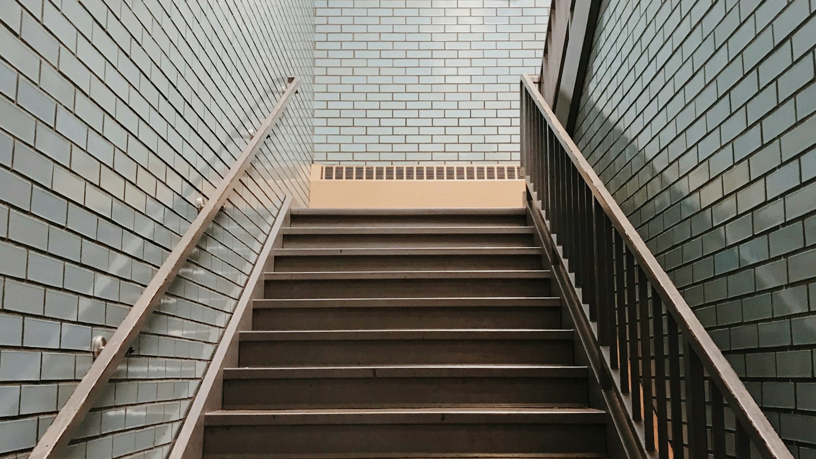 Escalier d'école avec mains courantes : l'accident du travail dans un établissement géré par un OGEC
