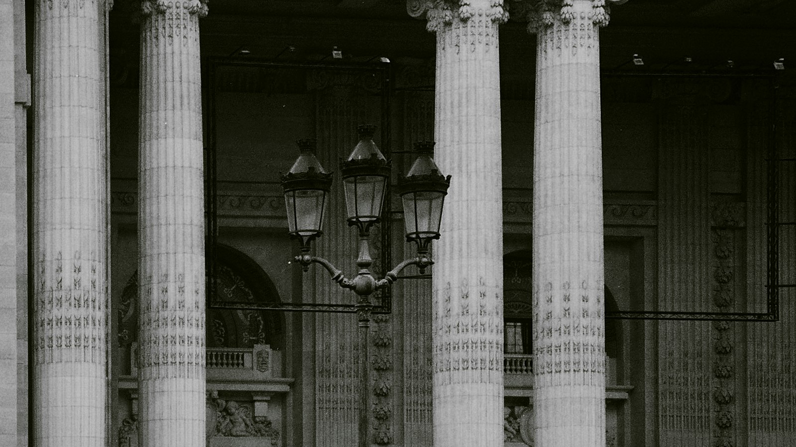 Colonnade d'un édifice public à Paris en noir et blanc : le contentieux prud'homal de l'OGEC