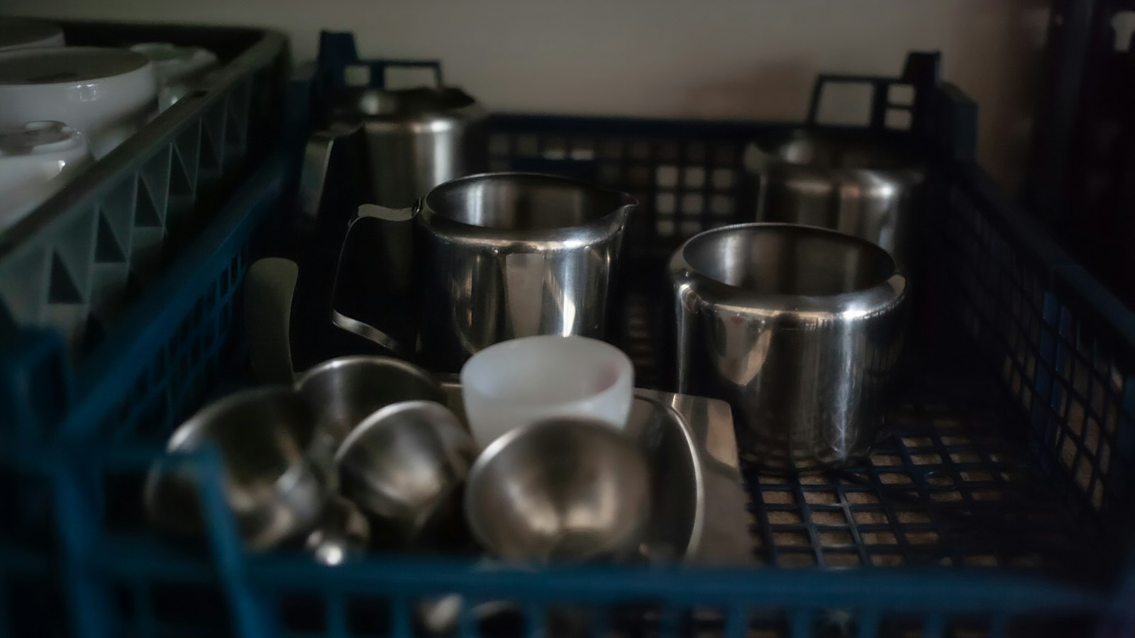 Casier de vaisselle en inox d'une cuisine collective : l'externalisation de la restauration et de l'entretien par l'OGEC