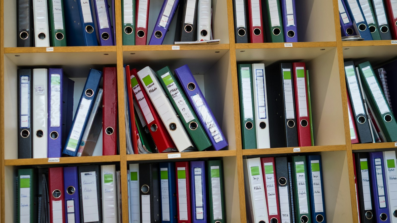 Étagères de classeurs et de dossiers : données personnelles des élèves, des familles et des salariés de l'OGEC