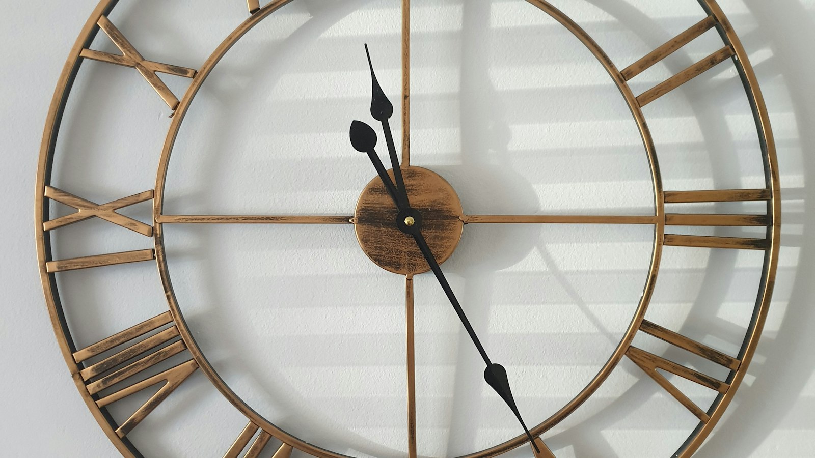 Horloge murale ronde en laiton : les heures supplémentaires et complémentaires des salariés de l'OGEC