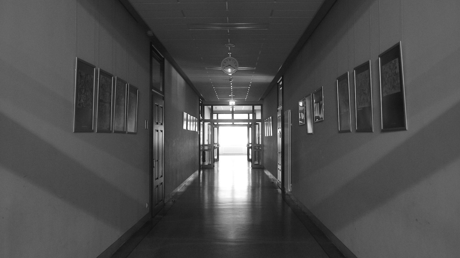 Couloir d'école vide en noir et blanc : les faits commis sur des élèves par un salarié de l'OGEC