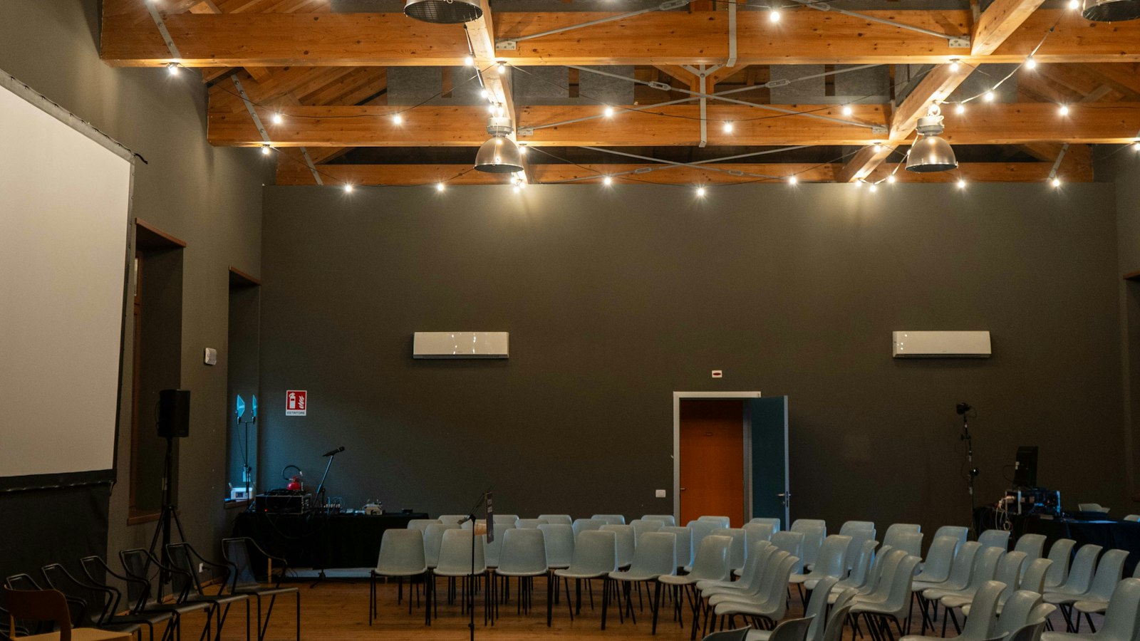 Salle de séminaire avec rangées de chaises : la formation professionnelle des salariés de l'OGEC