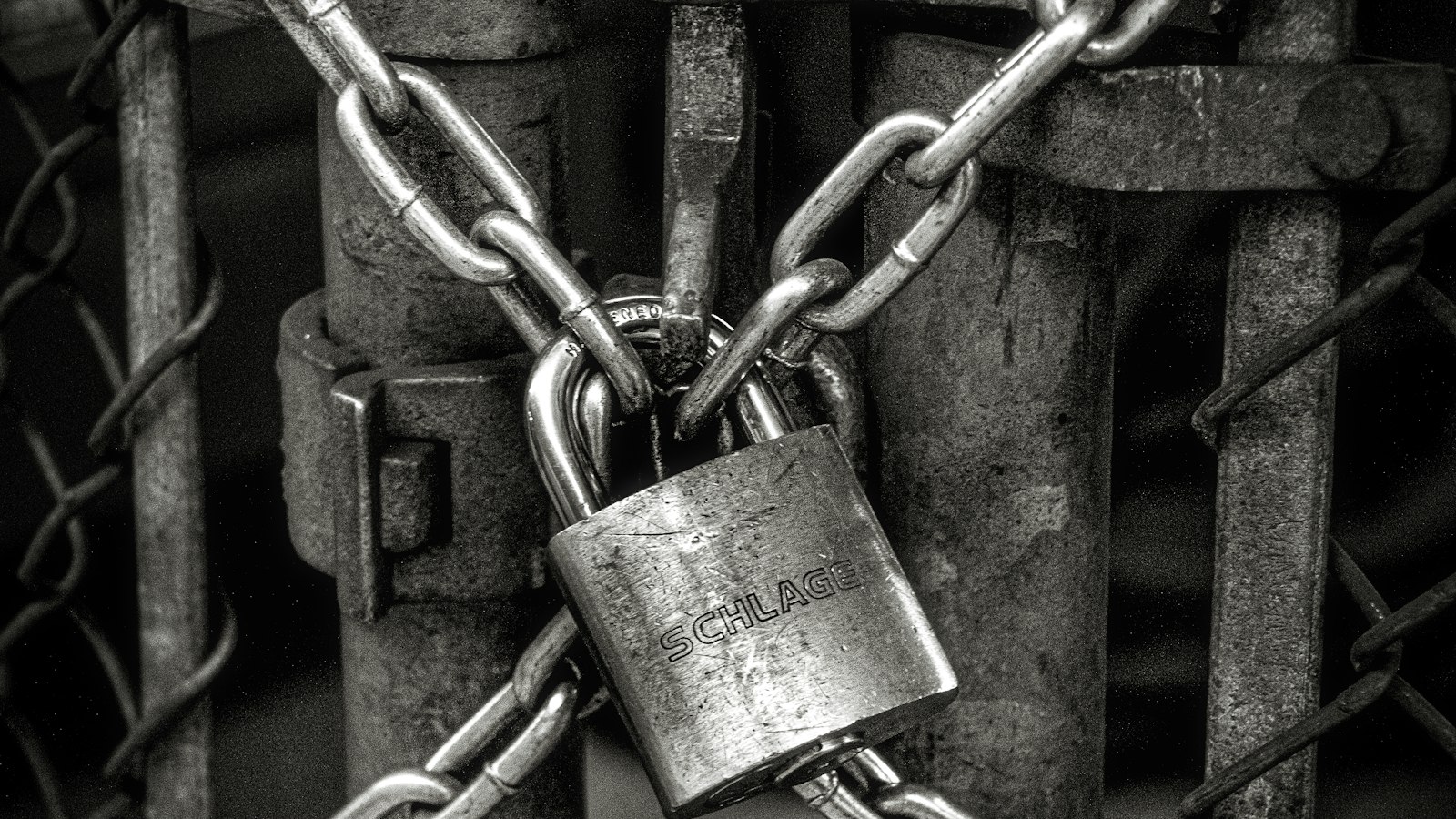 Portail fermé par une chaîne et un cadenas : la fermeture d'un établissement géré par un OGEC