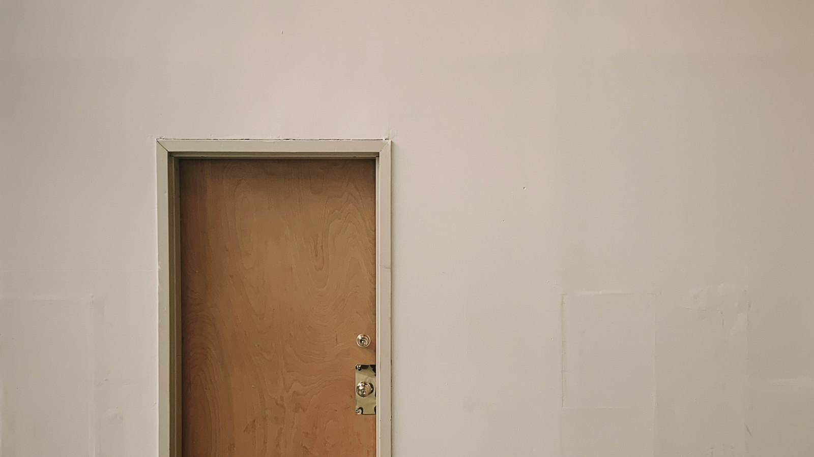 Porte fermée dans un mur blanc : le harcèlement au travail et l'enquête interne dans un OGEC