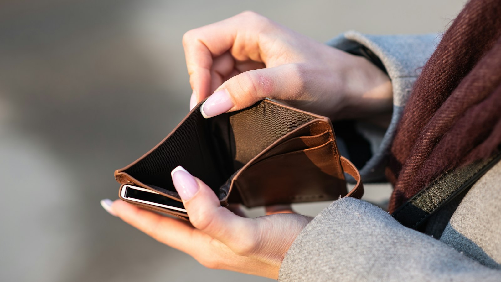 Mains ouvrant un portefeuille vide : les impayés de scolarité et leur recouvrement par l'OGEC