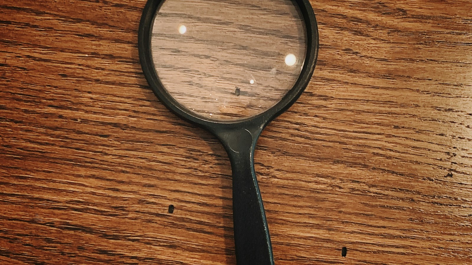 Loupe posée sur une table en chêne : l'inspection du travail dans un OGEC