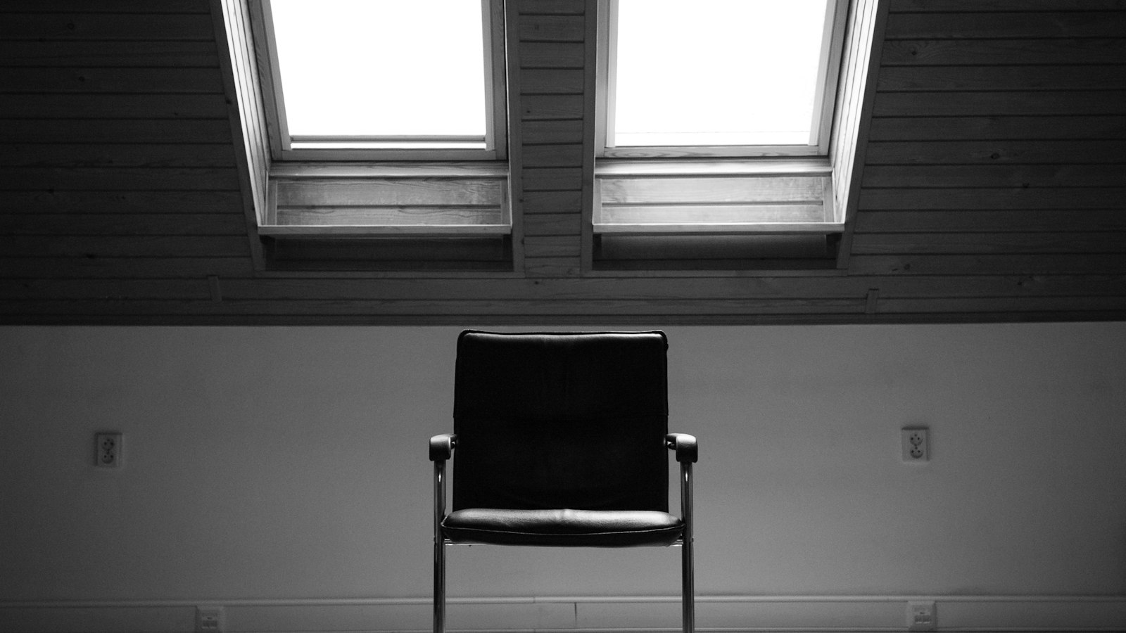 Chaise seule dans une pièce vide en noir et blanc : l'inaptitude du salarié de l'OGEC et son reclassement
