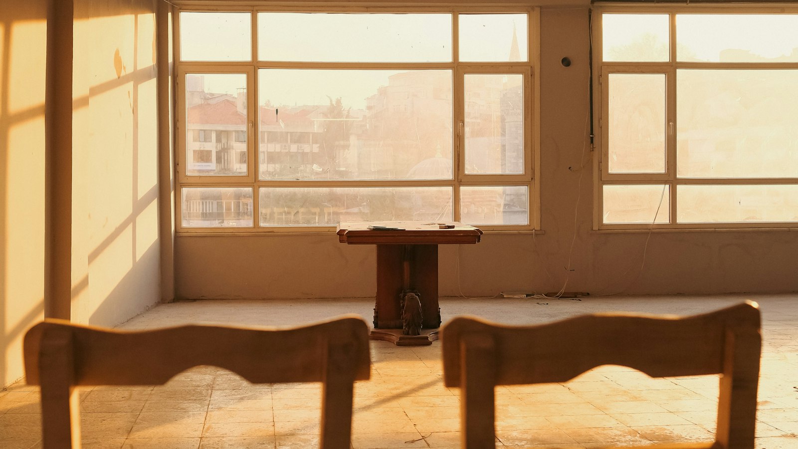2 chaises en bois dans une pièce vide : le licenciement pour faute du salarié de l'OGEC