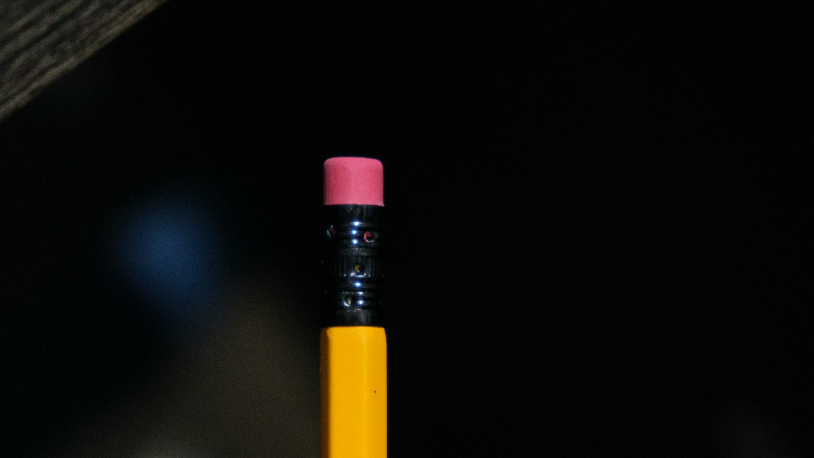 Crayon jaune à gomme sur fond sombre : la modification du contrat de travail du salarié de l'OGEC