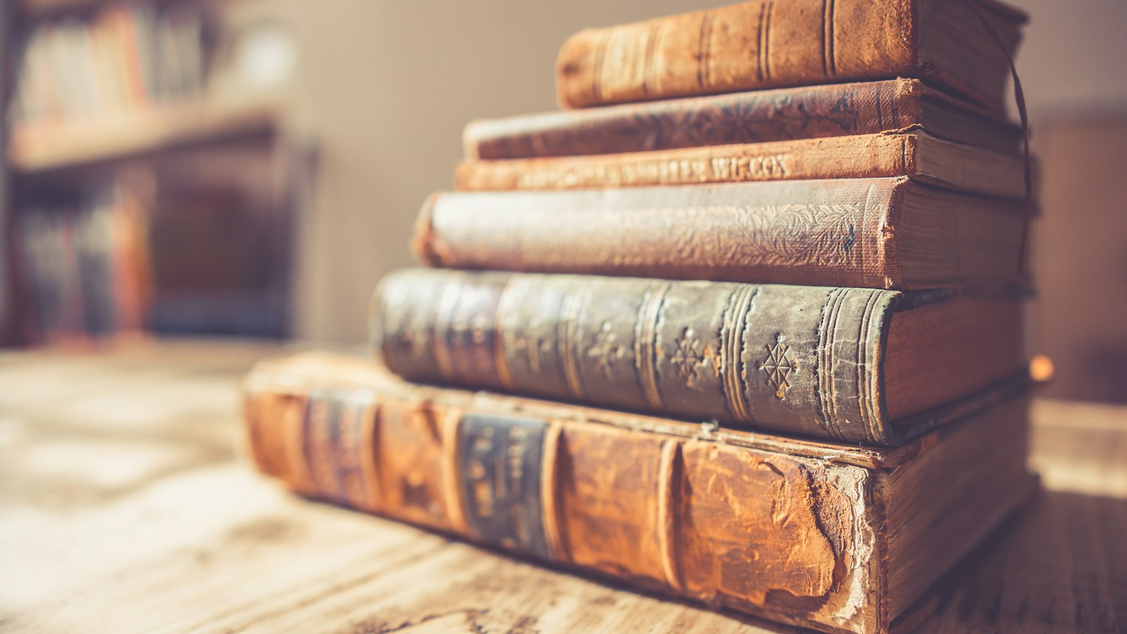 Pile de livres anciens reliés de cuir : lexique de l'OGEC et de l'enseignement catholique