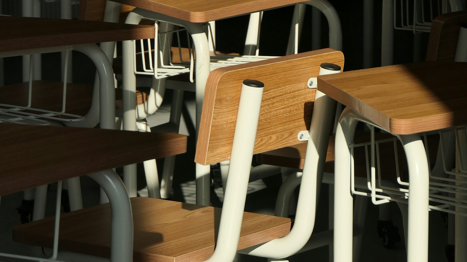 Chaises retournées sur les tables d'une salle de classe vide : le licenciement économique dans un OGEC