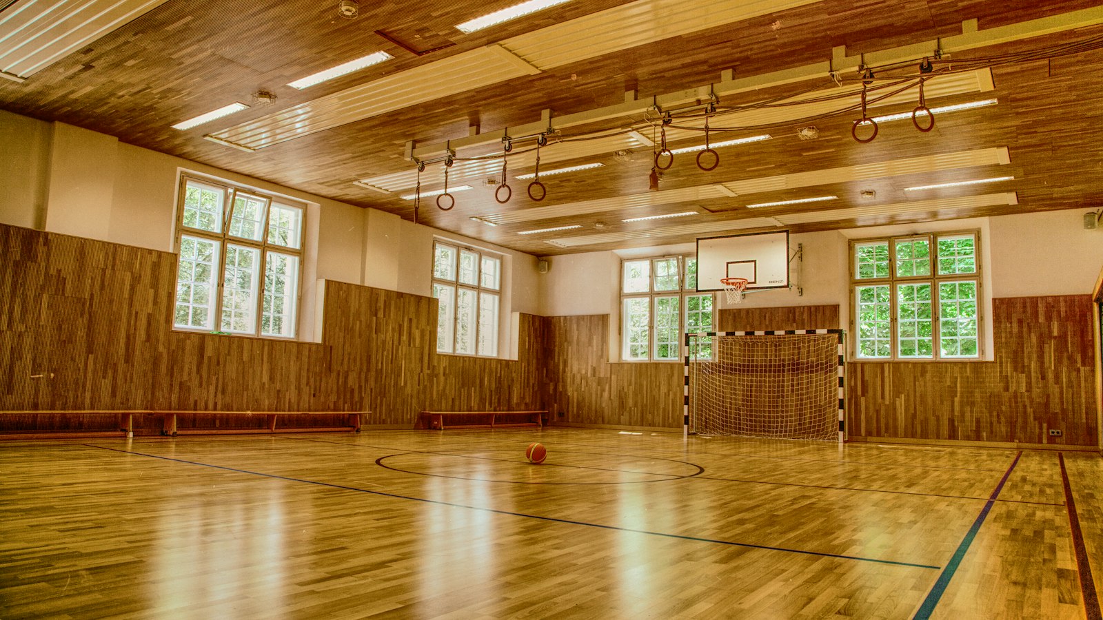Gymnase d'école vide aux lambris de bois : les intervenants extérieurs de l'OGEC et le risque de requalification