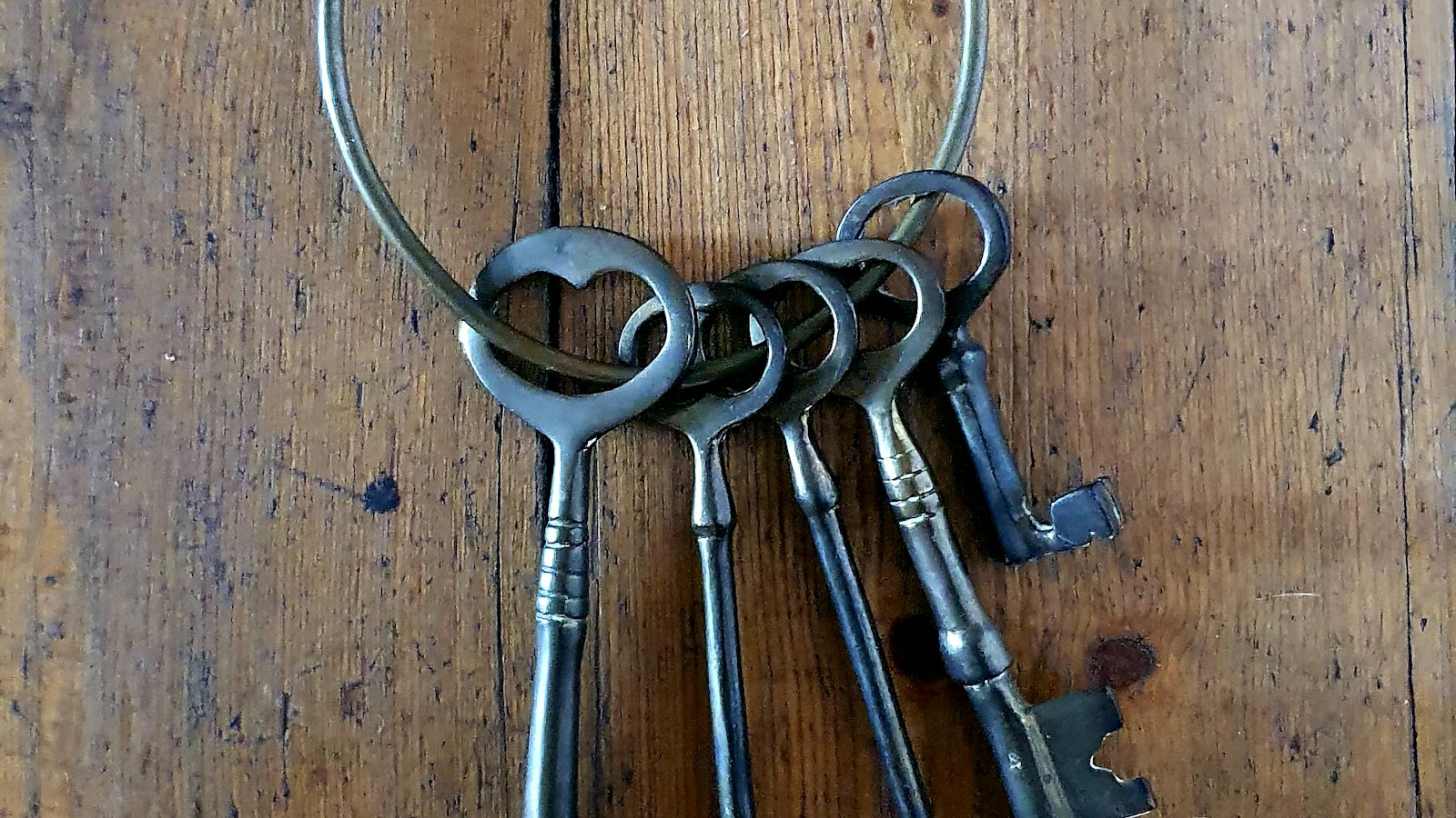 Clés anciennes posées sur une table en bois : occupation des locaux scolaires par l'OGEC