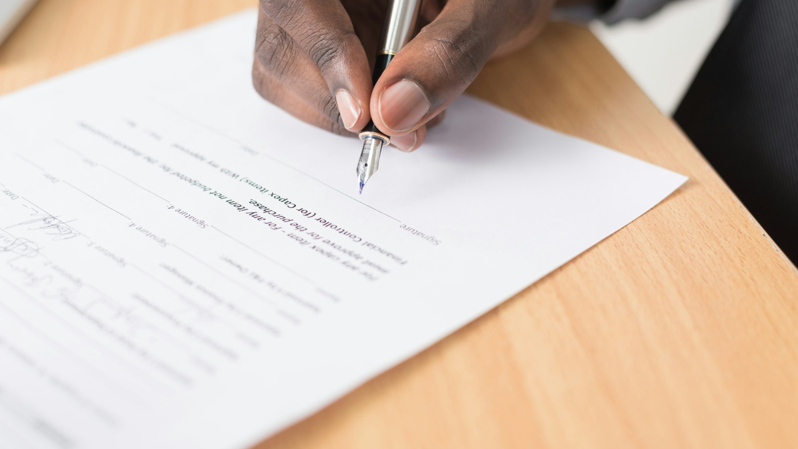 Signature d'un document au stylo plume : la transaction conclue par l'OGEC avec un salarié