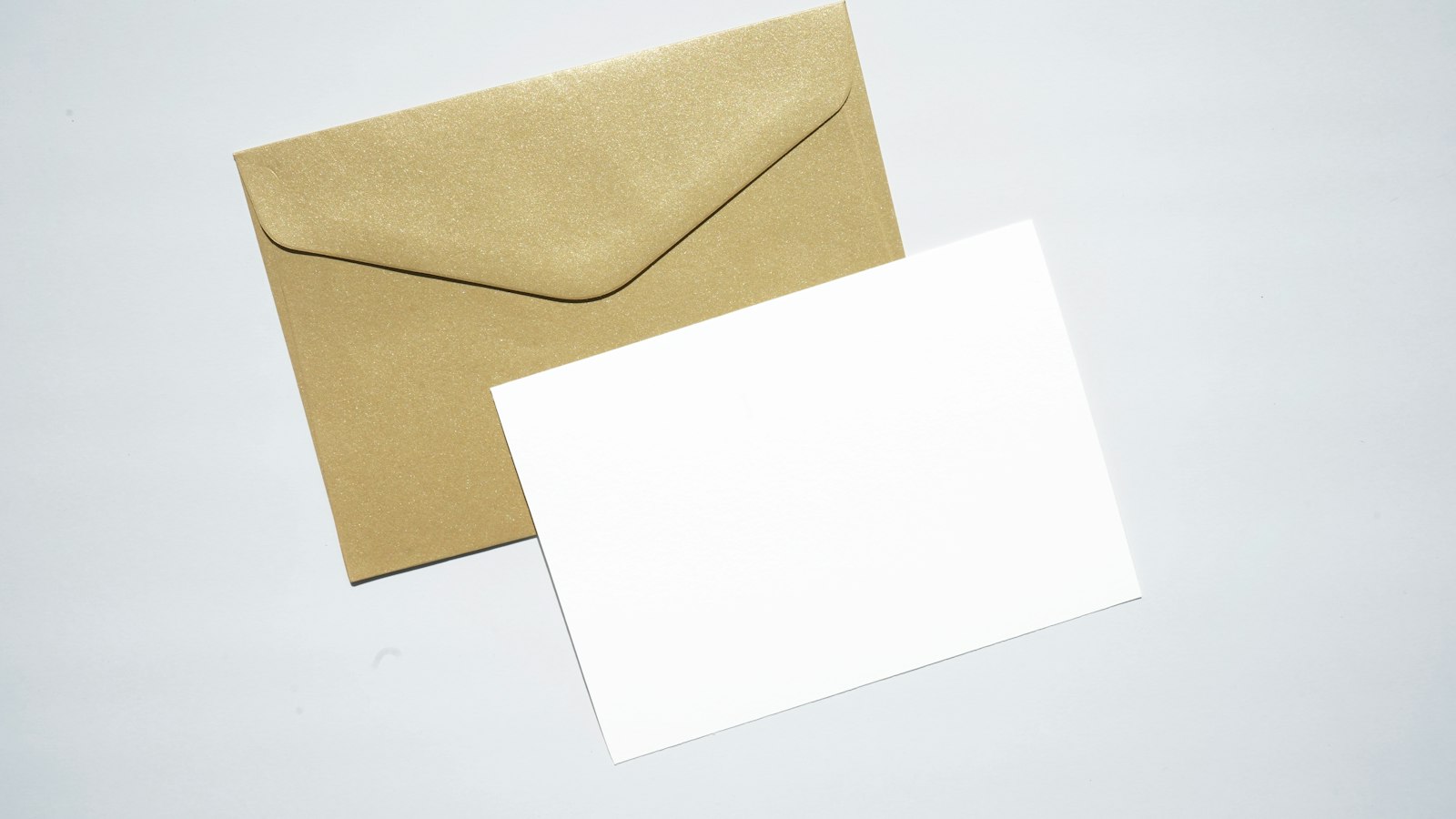 Enveloppe kraft et feuille blanche : les sanctions disciplinaires dans un OGEC