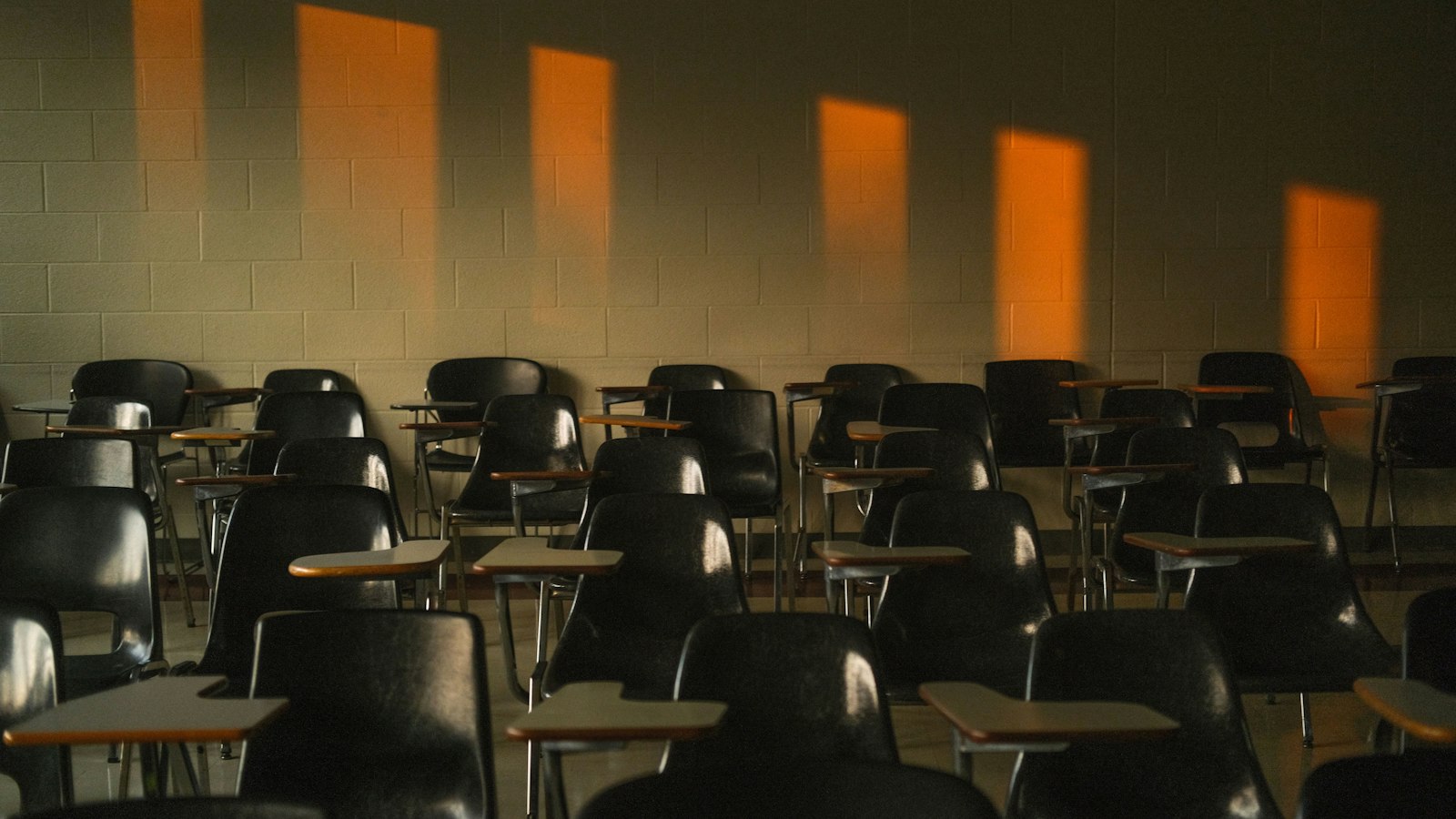 Salle de classe vide dans la lumière du soir : le contrat de travail intermittent dans un OGEC