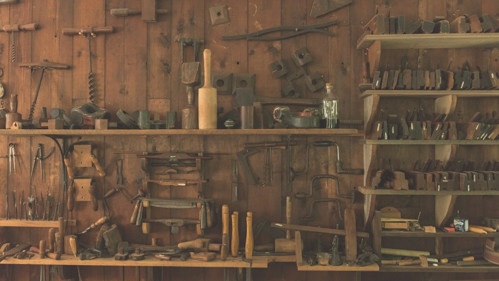 Outils à main rangés sur une étagère d'atelier : la taxe d'apprentissage et l'OGEC