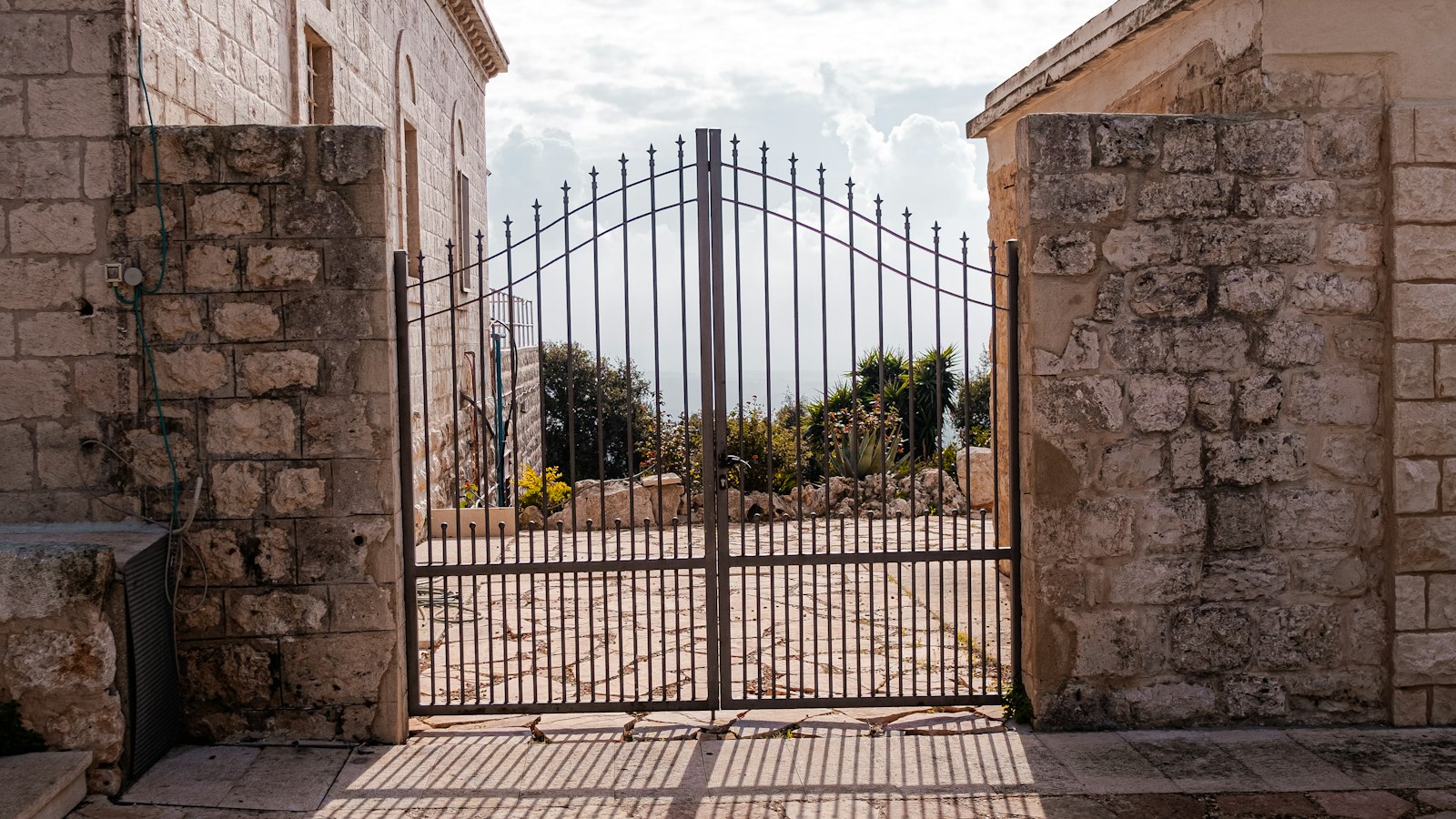 Portail fermé ouvrant sur une cour en pierre : les violences et incivilités envers le personnel de l'OGEC