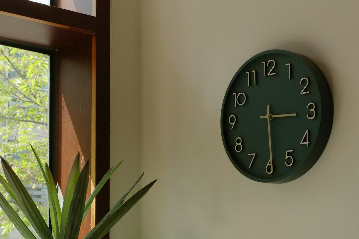 Obligation de prévention du harcèlement moral : horloge murale illustrant le délai de 2 ans pour agir