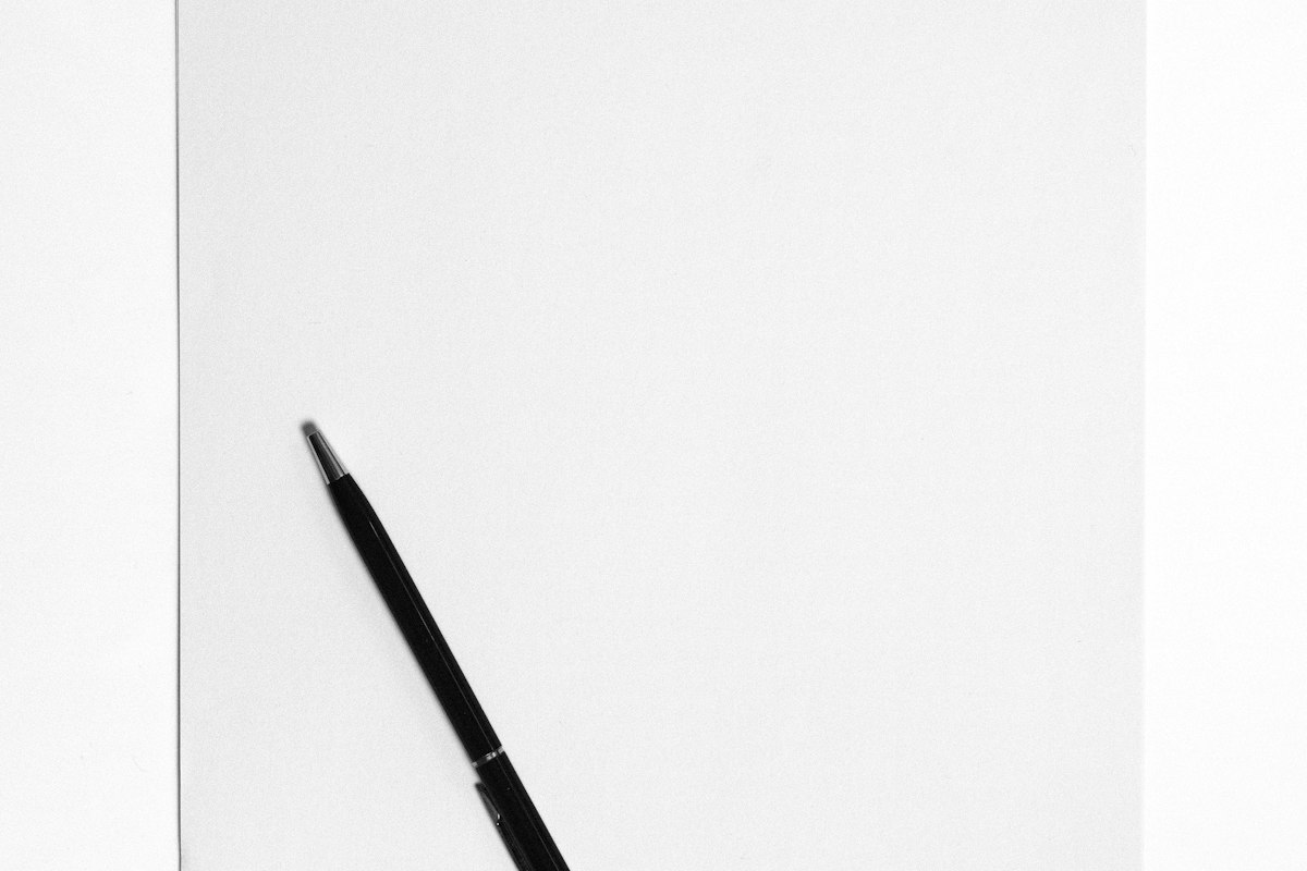 Solde de tout compte non signé : stylo posé sur une feuille blanche sans signature