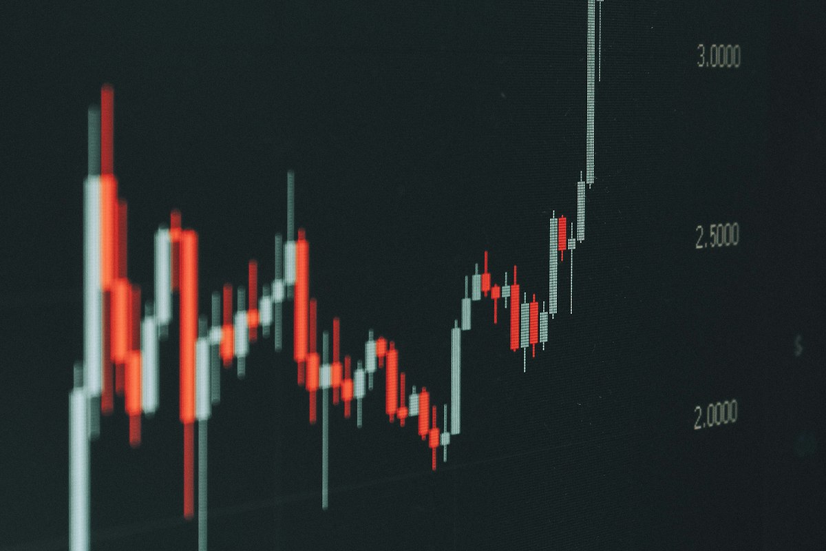 Contester un licenciement économique : courbe boursière montrant une baisse puis une reprise