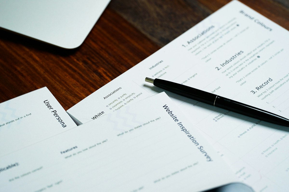 Licenciement nul et réintégration : stylo posé sur une pile de documents