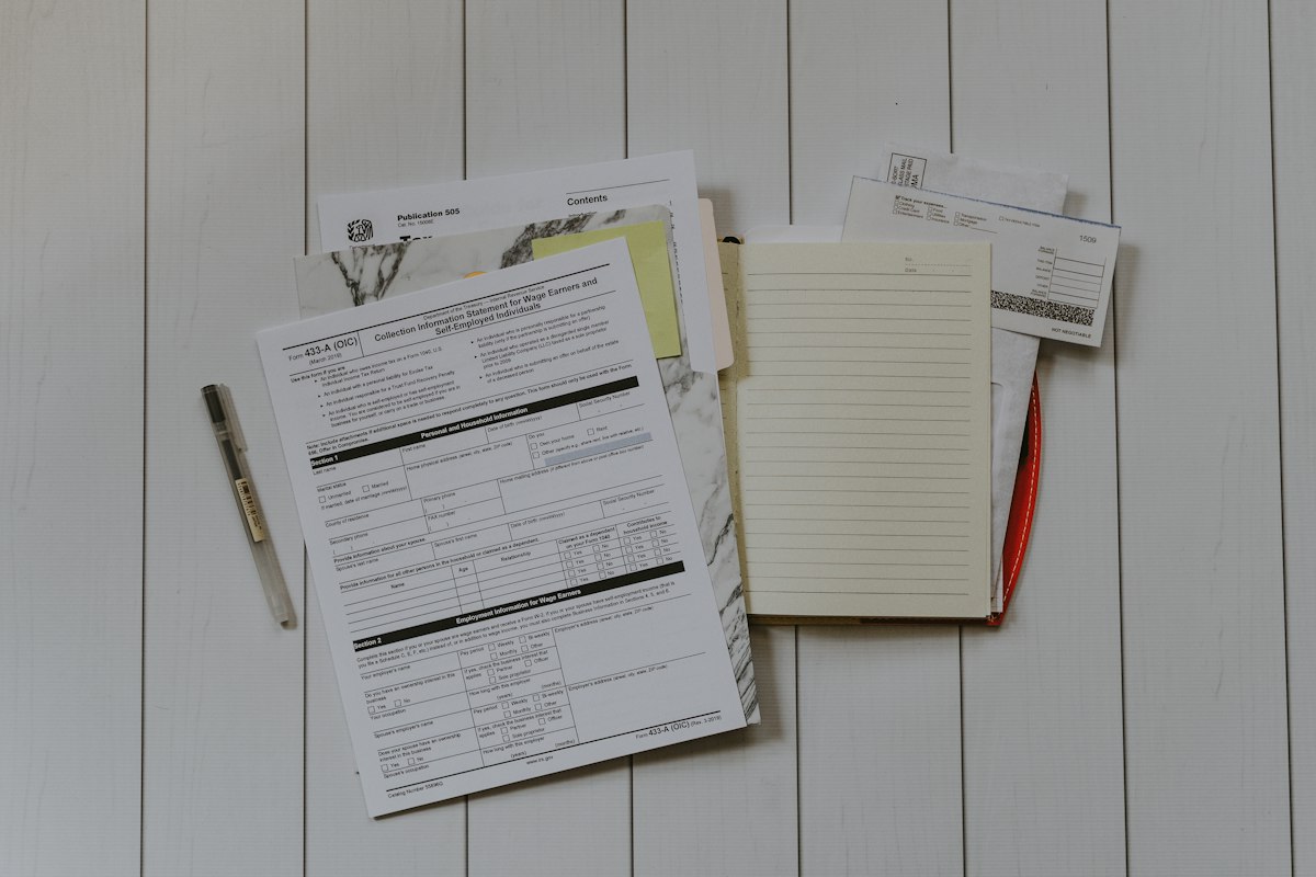 Prescription de l'intéressement et de la participation : pile de documents sur un bureau