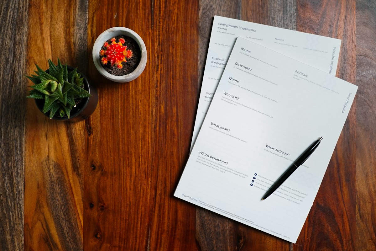 Licenciement pour inaptitude d'un salarié handicapé : documents et stylo sur une table en bois
