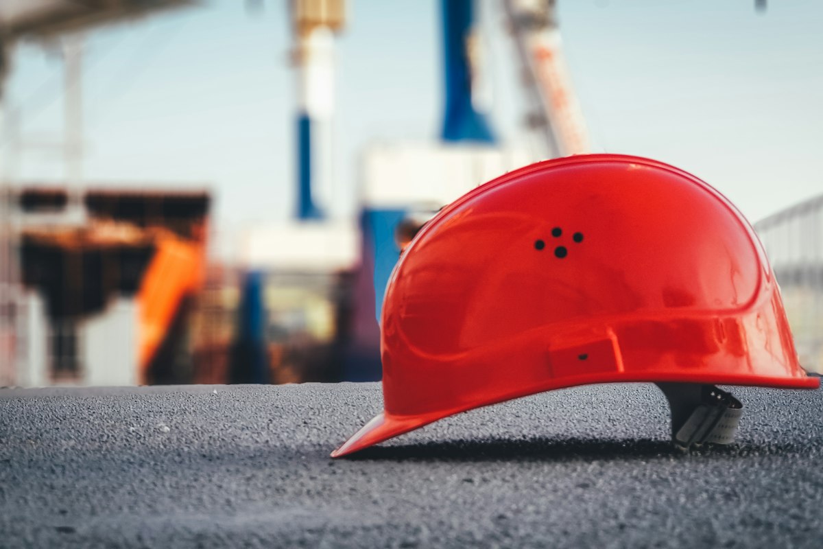 Réforme de la rente d'accident du travail : casque de chantier rouge posé au sol