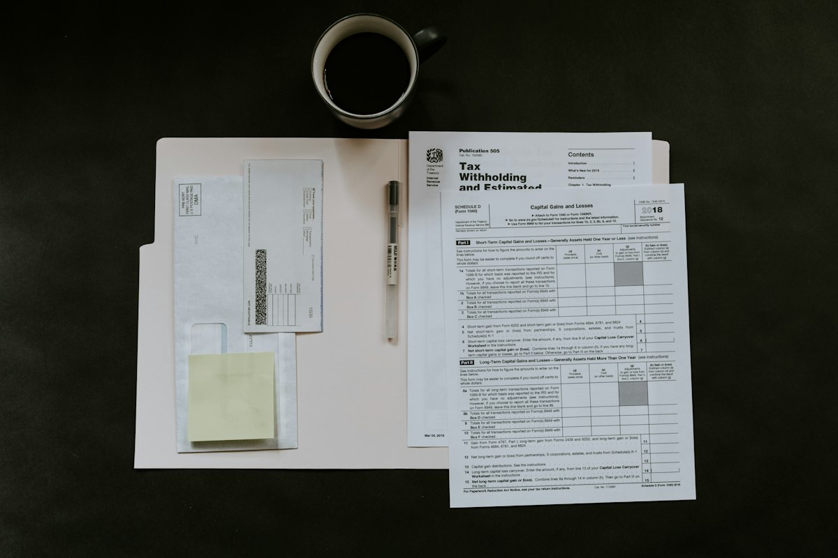 Indemnités de rupture du contrat de travail en 2027 : formulaires fiscaux et stylo sur un bureau