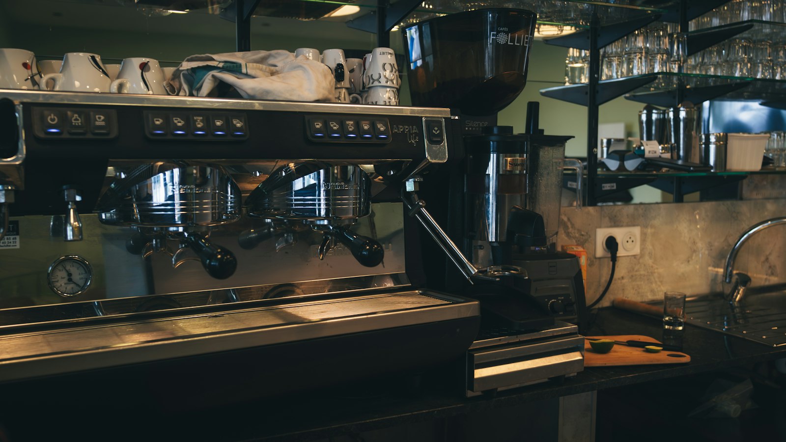 Machine à expresso professionnelle sur le comptoir d'un café : le champ d'application de la convention collective HCR