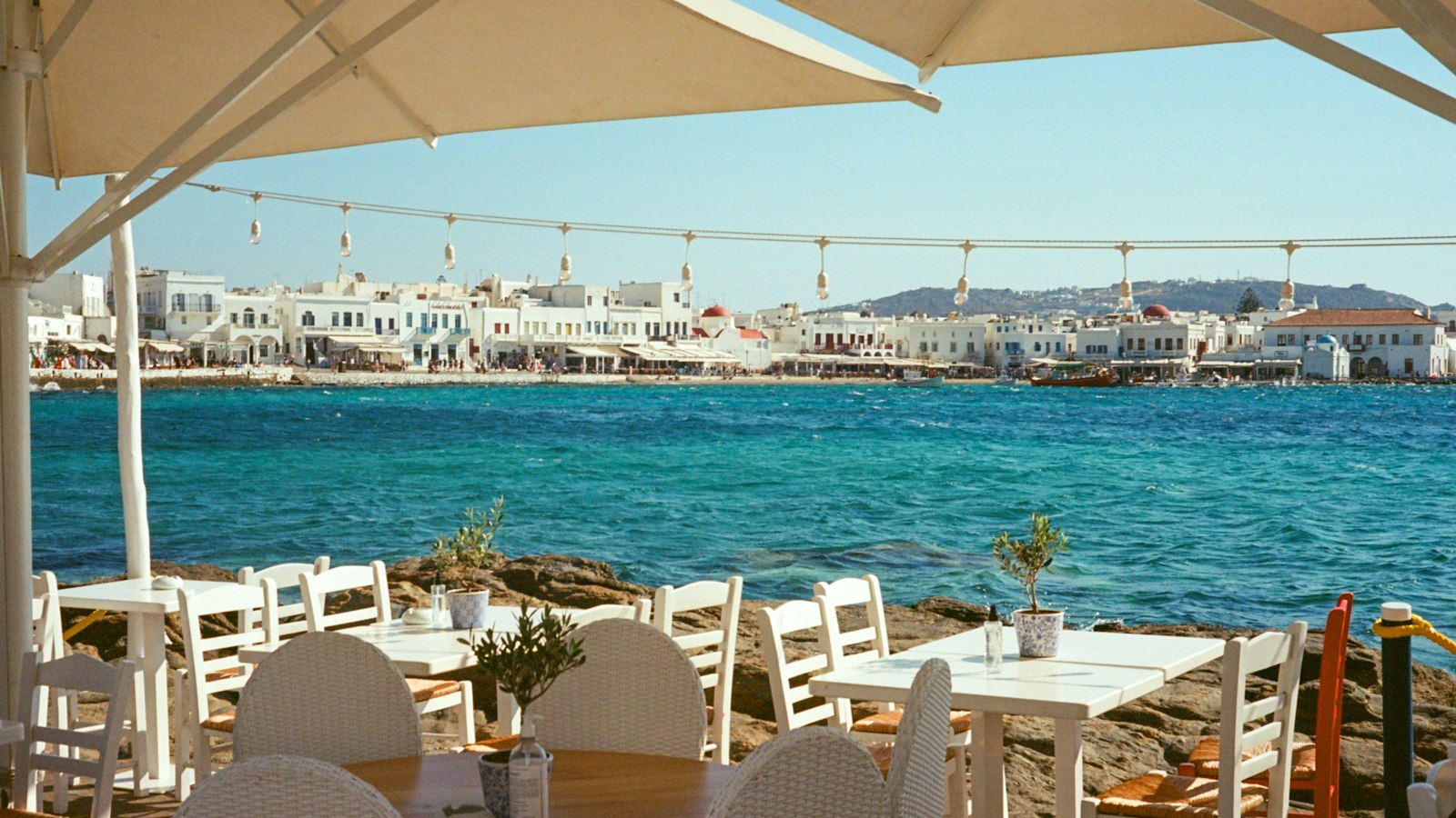 Terrasse de restaurant en bord de mer en saison d'été : le contrat saisonnier en hôtellerie-restauration