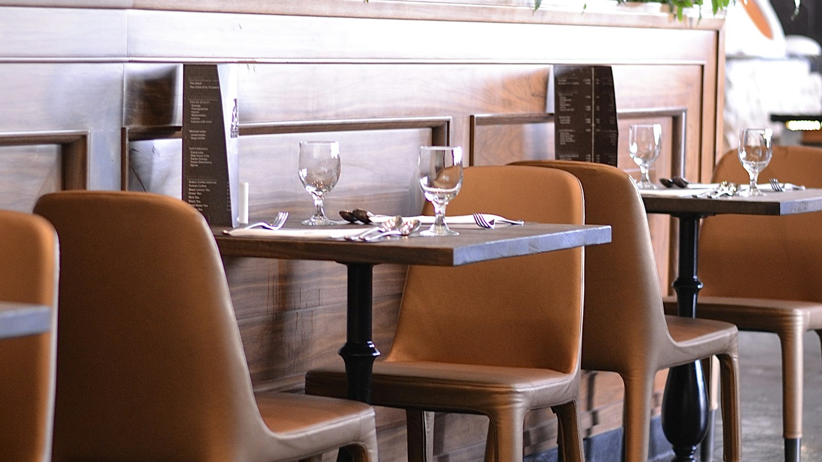 Salle de restaurant dressée avant le service : le CSE et le dialogue social dans les hôtels et restaurants