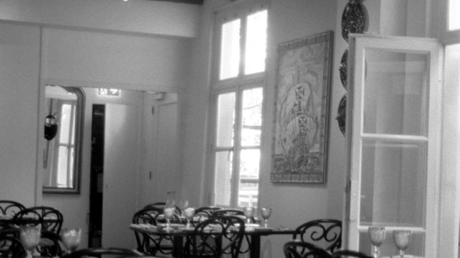 Salle de restaurant vide aux tables dressées : cession, difficultés et restructurations en HCR