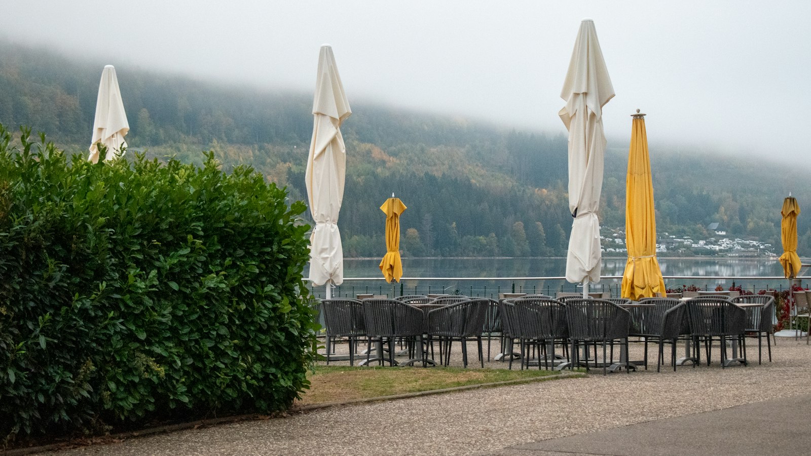 Terrasse de café fermée aux parasols repliés : le repos hebdomadaire en HCR